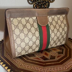 💚❤️100% authentic VTG Gucci Monogram Clutch with Brown 🤎Leather Trim
